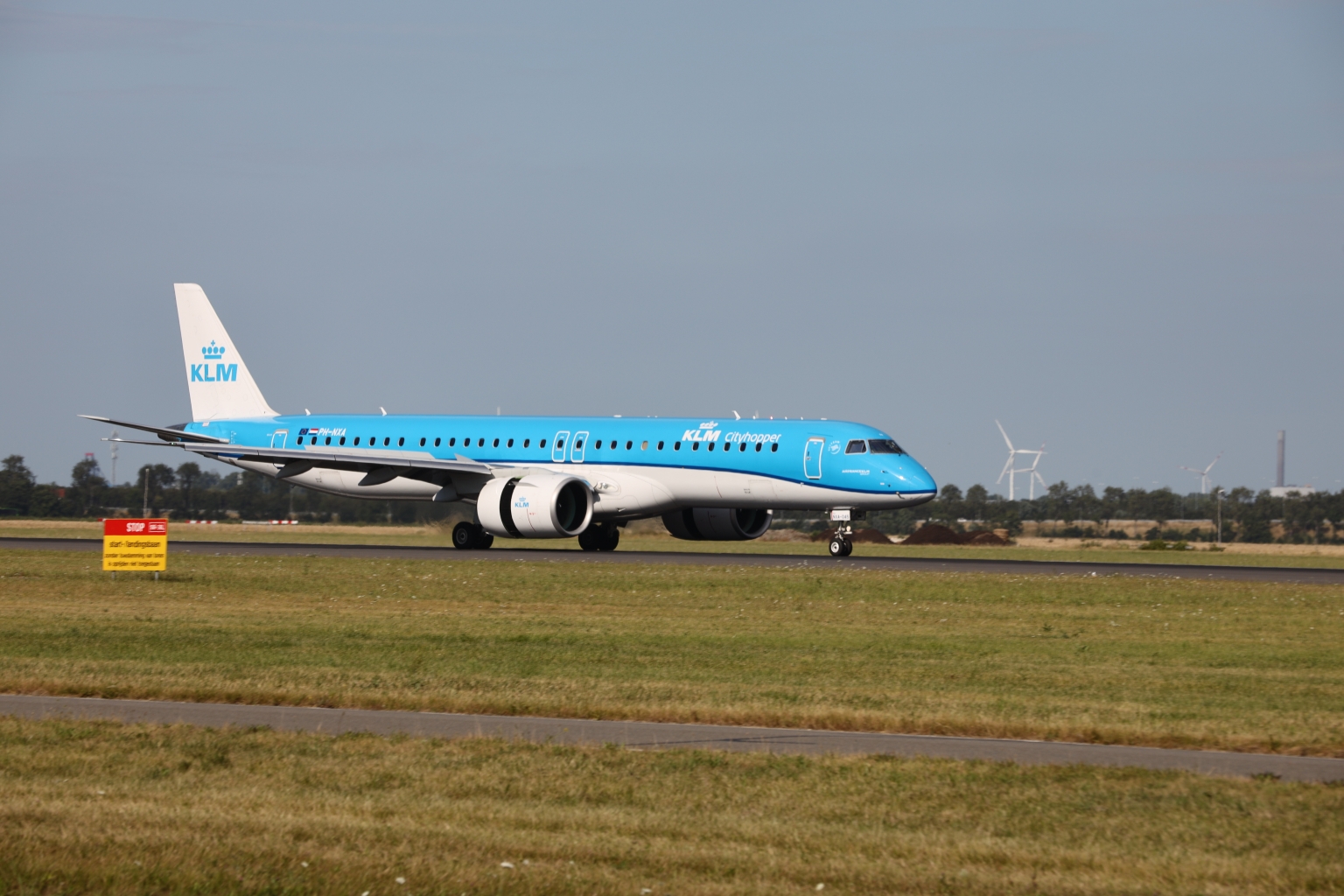 Preview KLM CITYHOPPER PH-NXA Embraer E195-E2 (4).JPG